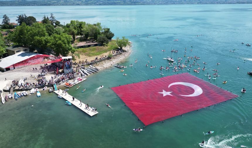 Sapanca Gölü'nde 19 Mayıs'ta, 1923 metrekarelik Türk bayrağı açıldı