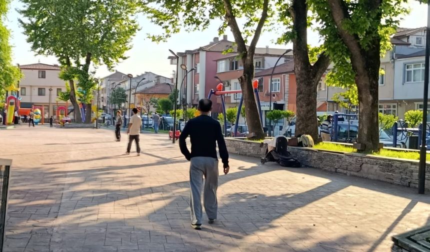 Sokak ortasında tabanca ile vurulan kadın, berber dükkanına sığındı