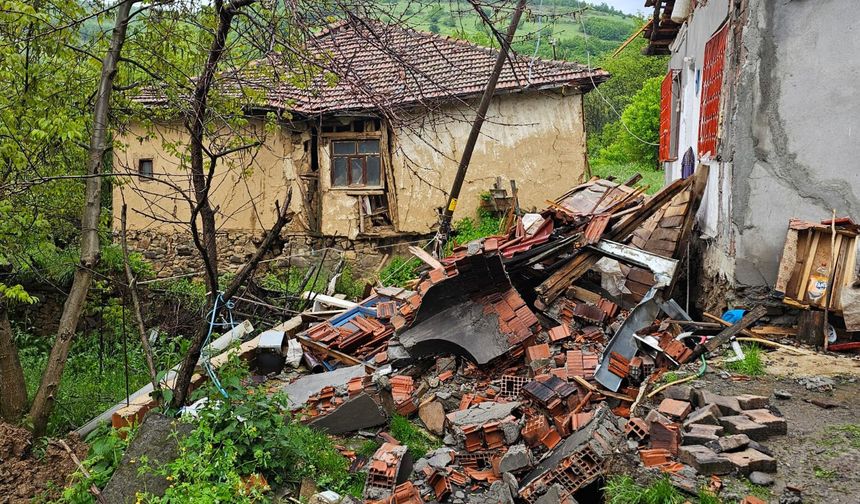 Tokat'ta sağanak sonrası heyelan: 2 ev tahliye edildi