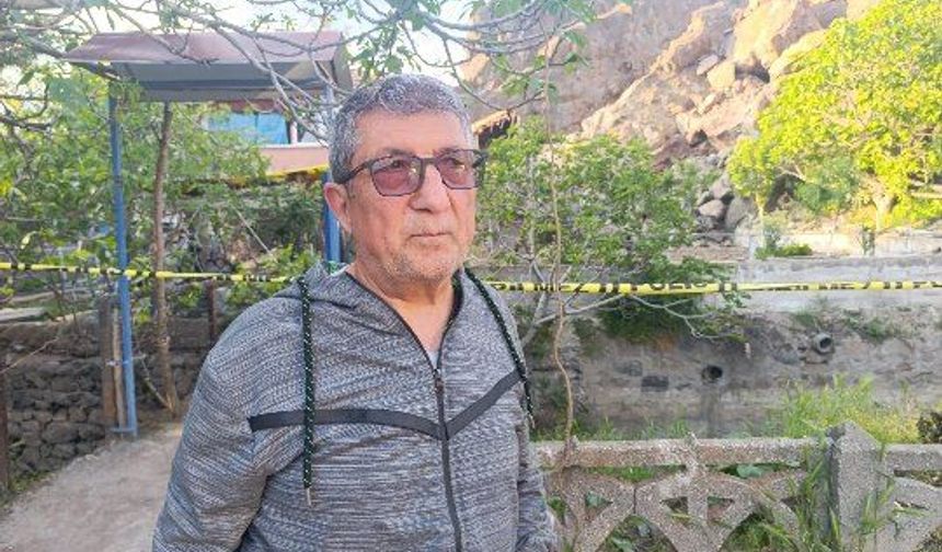Yamaçtan kopan kaya parçaları evi kullanılamaz hale getirdi