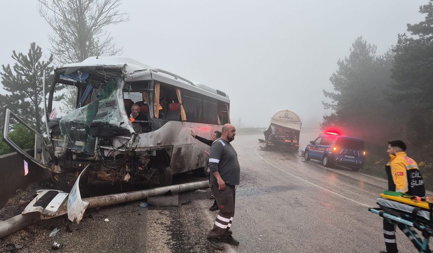 Yolcu minibüsü ile tanker çarpıştı: 3 yaralı