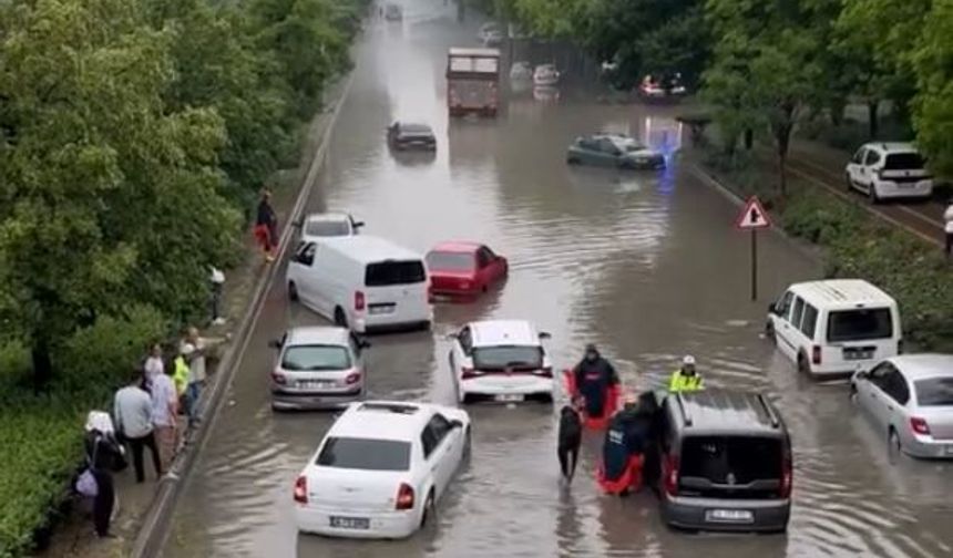 Ankara'da dolu ve sağanak hayatı olumsuz etkiledi (2)