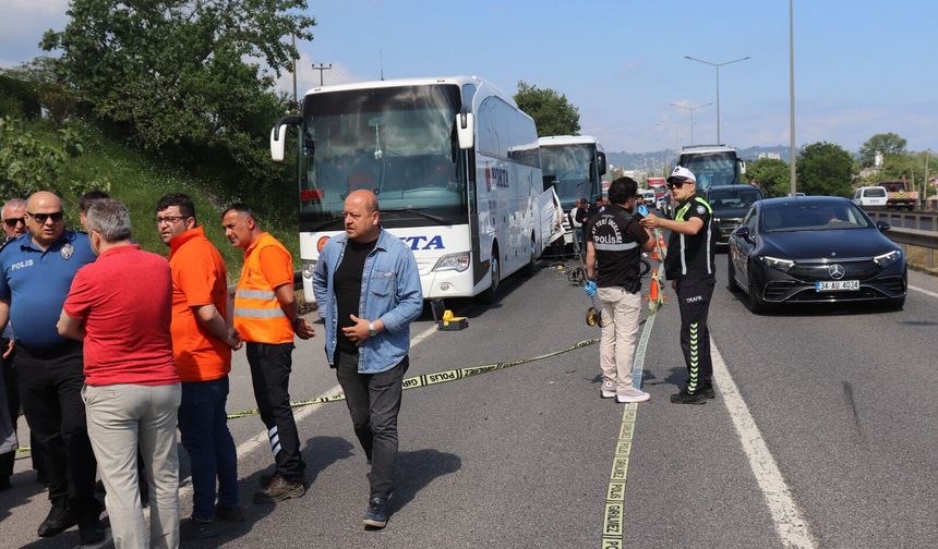 Arıza nedeniyle emniyet şeridinde duran otobüse çarpan motosikletin sürücüsü öldü