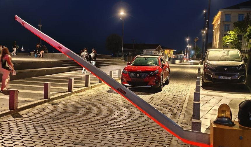 Beşiktaş'ta polis noktasında bariyeri kırdı; sürücünün kaçmaya çalıştığı anlar kamerada