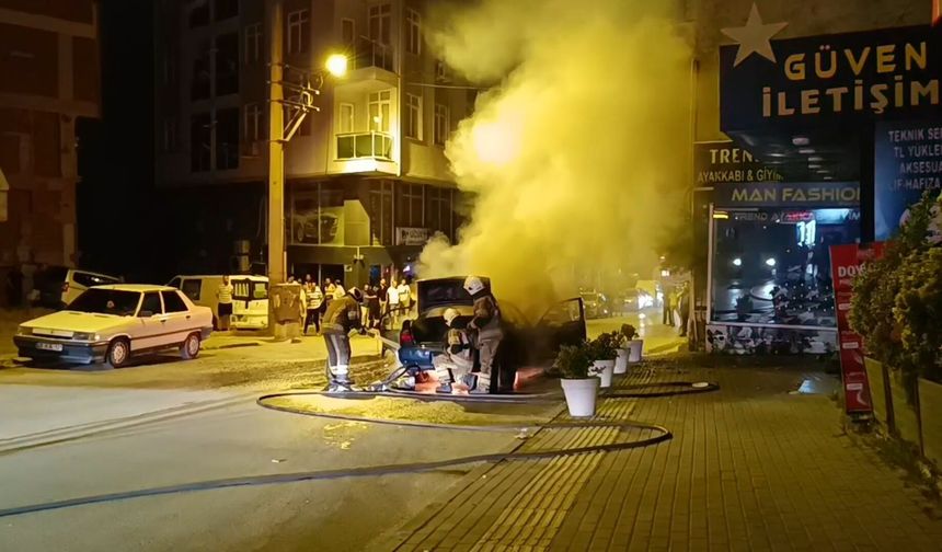 Bursa'da seyir halindeki otomobil alev alev yandı