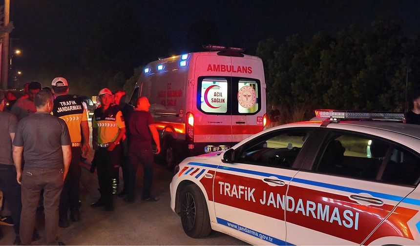 Düğün salonu önünde araçta sıkışan yaralılar kurtarılmaya çalışırken eğlence devam etti