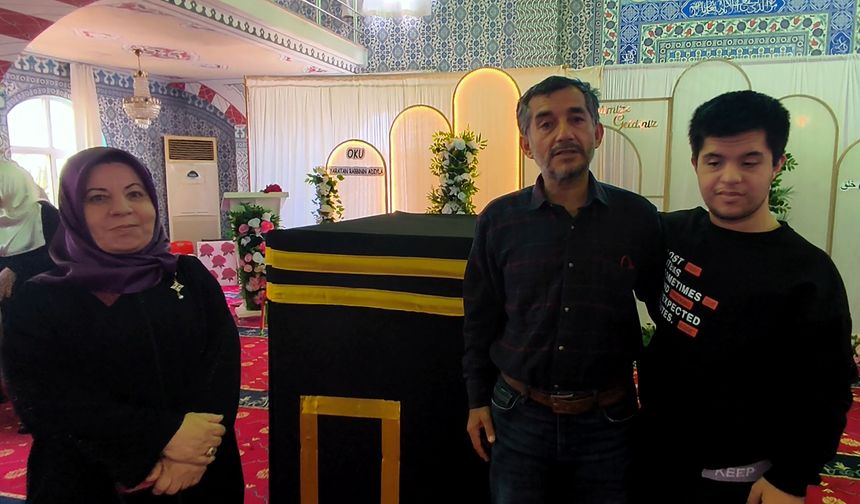 Kabe maketine sarılıp, 'Allah'ım, beni o memlekete götür' diye dua ederek gözyaşı döktü