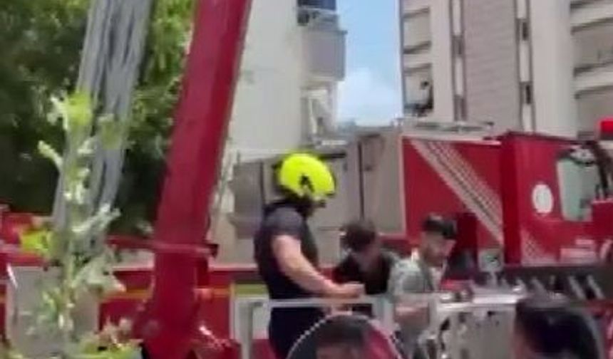 Mersin'de, 8'inci katta iskelede mahsur kalan 3 işçiyi itfaiye kurtardı