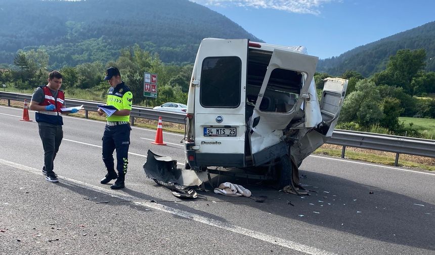 Minibüs ile hafif ticari araç çarpıştı: 5 yaralı