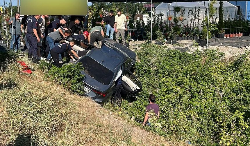 Otomobil su kanalına devrildi; anne ile kızı öldü