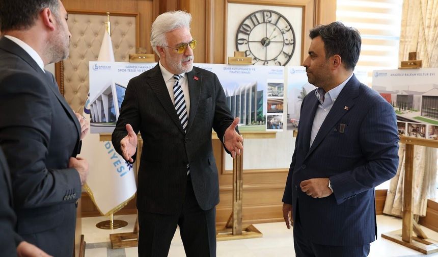 Tamer Karadağlı 'Alev Alatlı Şehir Kütüphanesi ve Tiyatro Binası'nı ziyaret etti