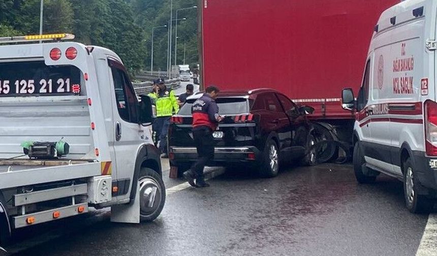 TIR'dan ayrılan dorseye çarpan otomobildeki 2 kişi yaralandı