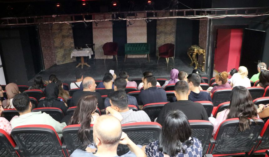 Vanlı tiyatrocu, '30 günde 30 farklı tek kişilik oyun' ile rekora hazırlanıyor