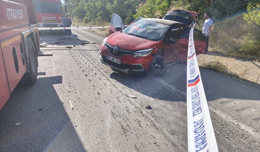 Çankırı'da lastiği patlayan TIR, otomobile çarptı: 4 yaralı