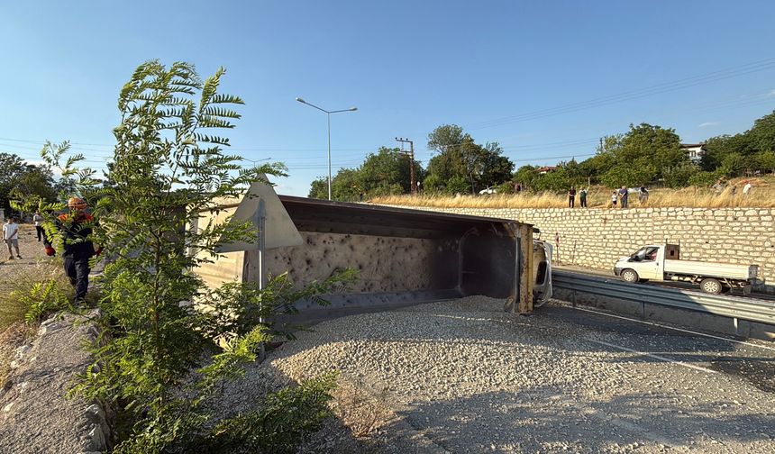 Devrilip yanan TIR'ın şoförü yaralandı