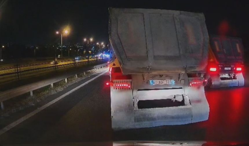 Esenyurt'ta kontrolsüz şerit değiştiren 2 hafriyat kamyonu kamerada