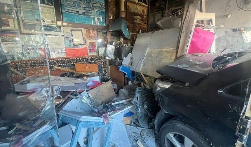 Minibüs, park halindeki 5 araca çarpıp çay ocağına daldı