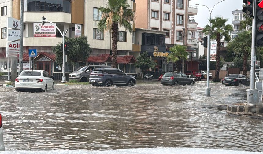 Osmaniye'de yağış nedeniyle yollar göle döndü; alt geçitler kapandı, araçlar mahsur kaldı