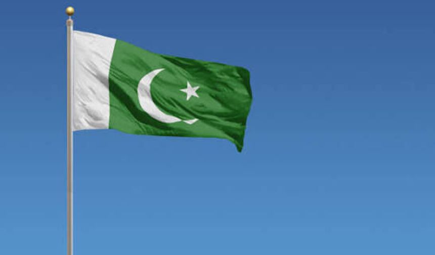 Pakistan'da bina çöktü: 11 ölü, 6 yaralı