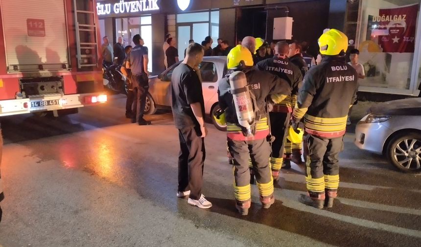 Patlayan apartman aydınlatması bina sakinlerini sokağa döktü