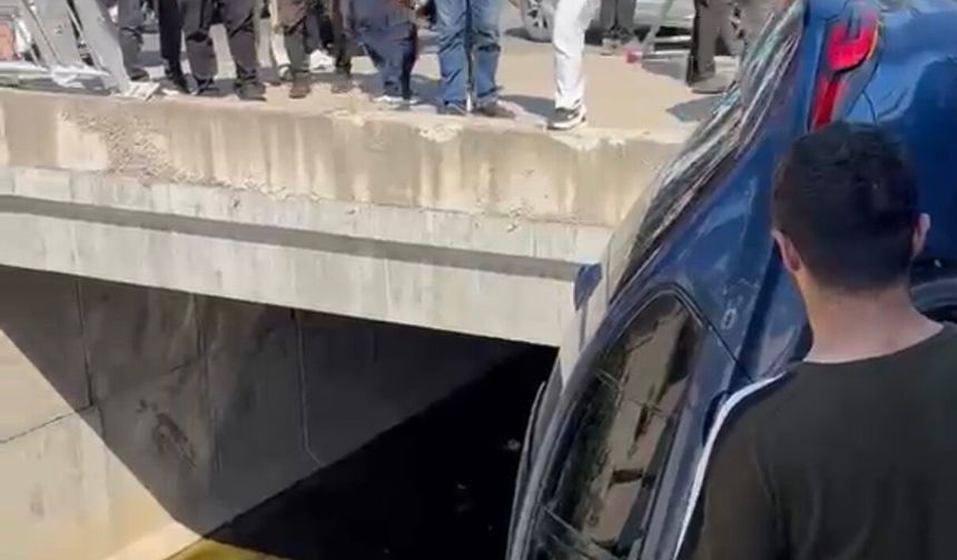 Pendik'te otomobil dereye düştü; kaza kamerada