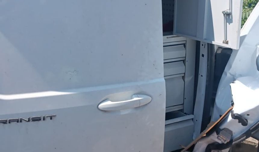 Arızalanan minibüs ve çekiciye çarpan otomobilin sürücüsü uzman onbaşı öldü