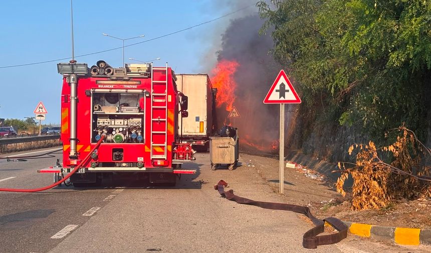 Karadeniz Sahil Yolu’nda Mobilya Yüklü TIR Alev Alev Yandı