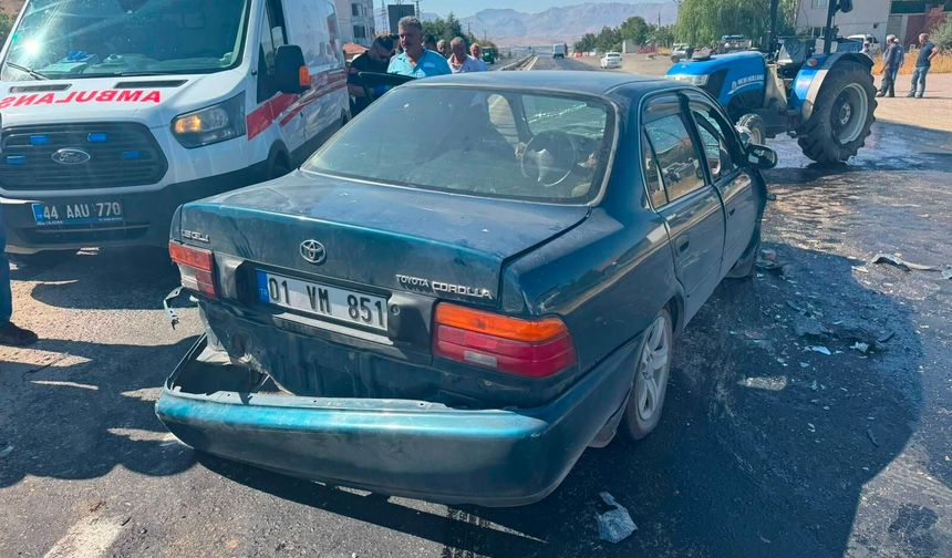 Malatya'da otomobil ile traktör çarpıştı; 3 yaralı
