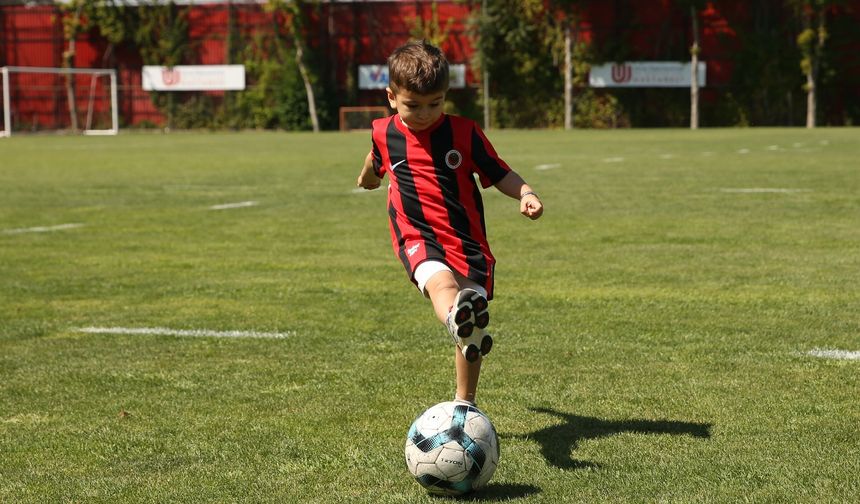 Minik Göktuğ'dan Gençlerbirliği'ne ziyaret
