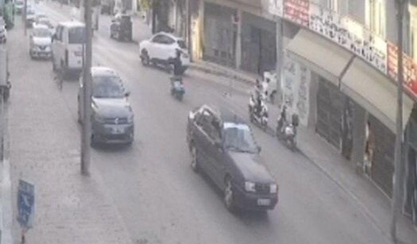 Motosiklet ile otomobilin çarpıştığı kaza kamerada