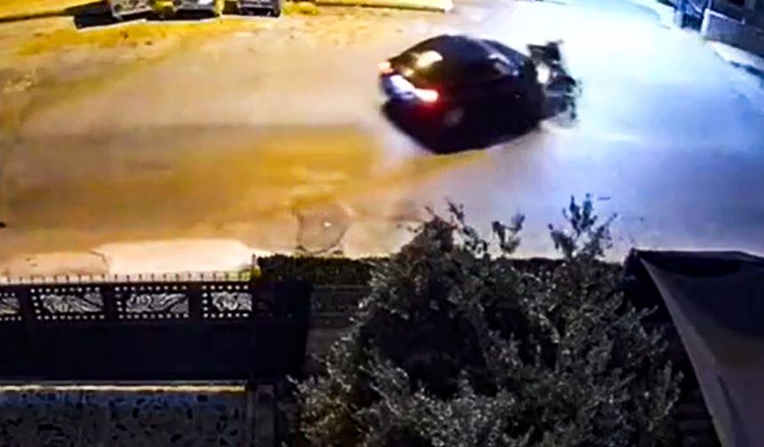 Otomobiliyle motosiklete çarptı, kaputtaki çocuğu indirip yaralıları ezerek kaçtı; o anlar kamerada