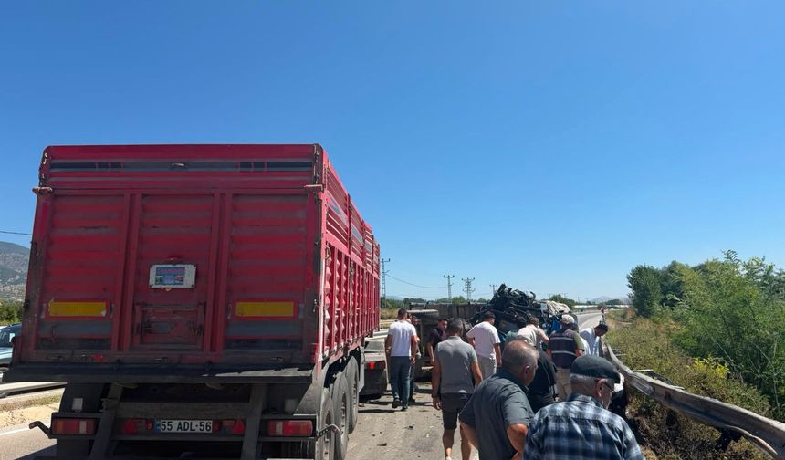 TIR ile çarpışan traktörün sürücüsü yaralandı