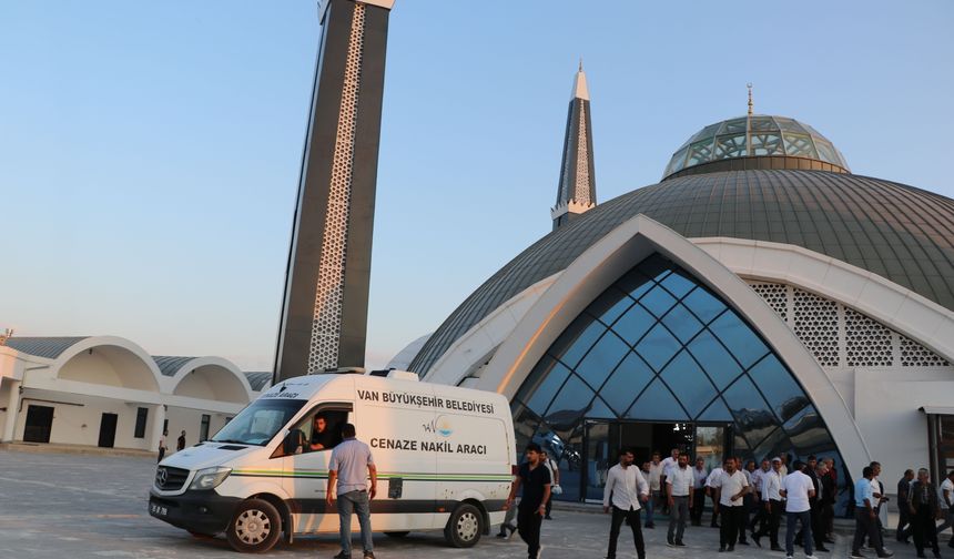 Van Gölü'ne giren 2 kardeş boğuldu, çocuklarını kurtarmak için suya atlayan baba yoğun bakımda (2)