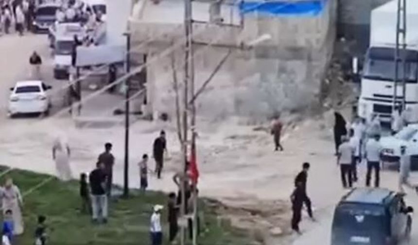 Kavgada kalabalığın arasına aracıyla daldı