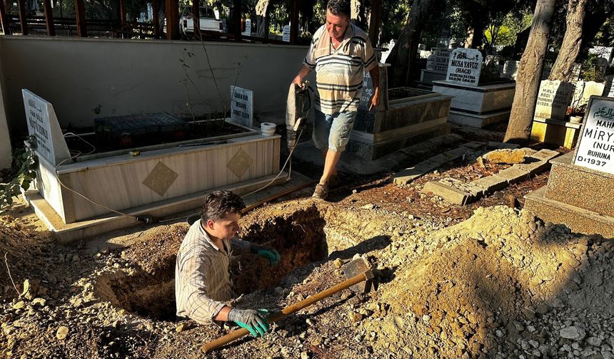 Mezarcılık yapan babasına yardım edip üniversite harçlığını çıkarıyor