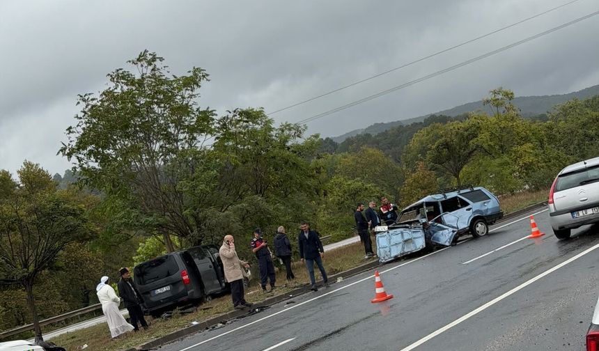 Otomobil ikiye bölündü: 1 ölü, 4 yaralı