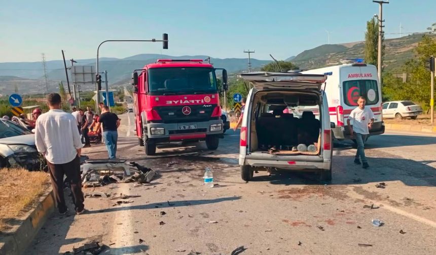 Otomobil ile hafif ticari araç kafa kafaya çarpıştı: 6 yaralı
