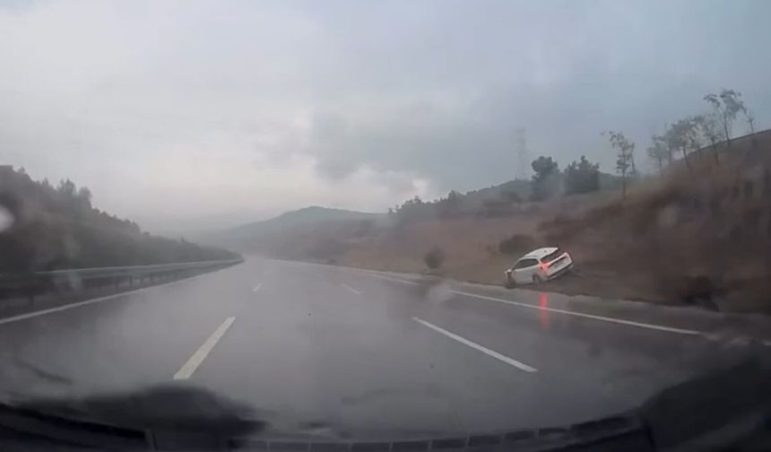 Otomobil kayganlaşan yolda bariyerlere çarptı