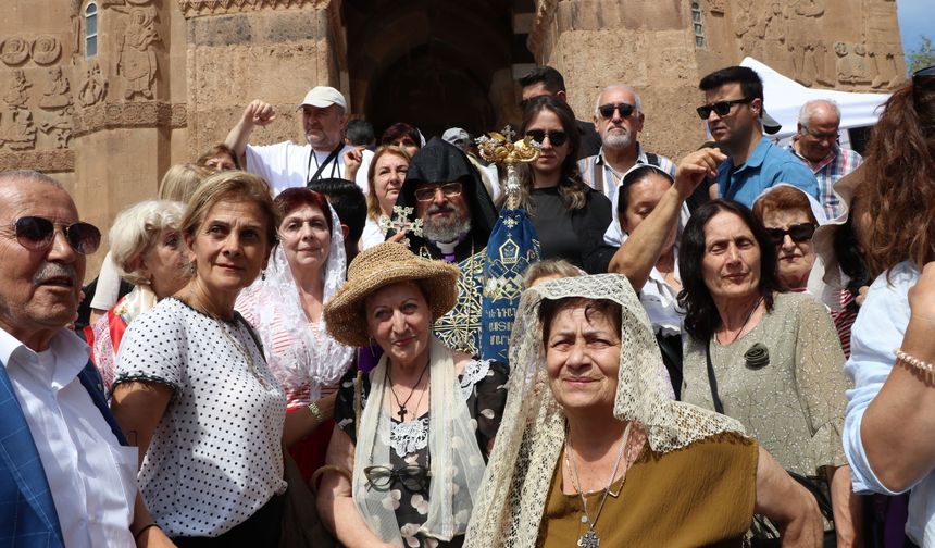 Tarihi Akdamar Kilisesi'nde 14'üncü ayin (2)