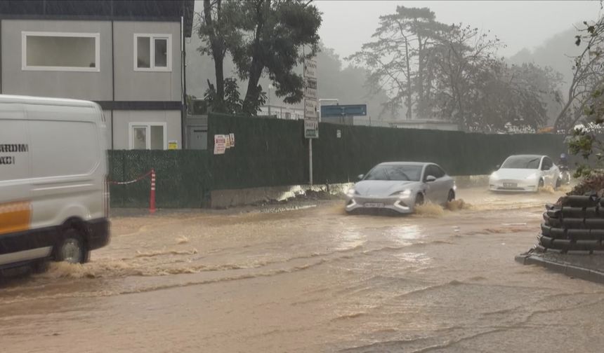 Beykoz'da yollar göle döndü; mahsur kalan sürücüler araçlarını ittirdi