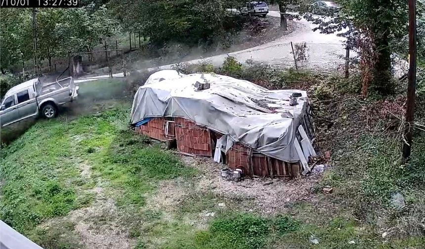 Otomobile çarpan kamyonetin bahçeye girdiği anlar kamerada