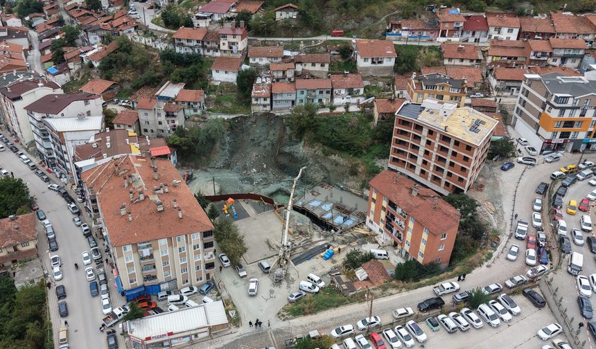 Tokat'ta yol çöktü, 2 katlı ev tahliye edildi