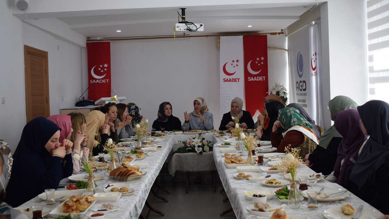 Saadet Partisi Kadin Kollari 3