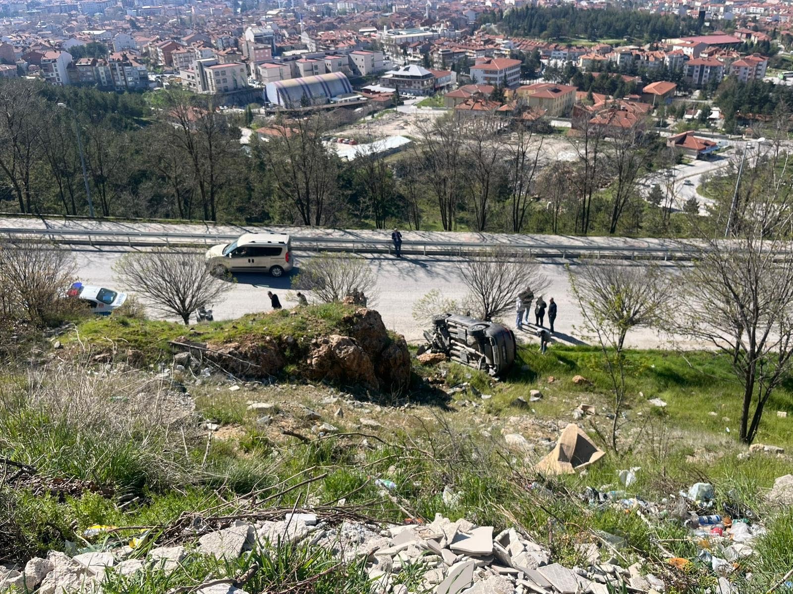 El freni çekilmeyen otomobil şarampole yuvarlandı - Günaydın Samsun Haber