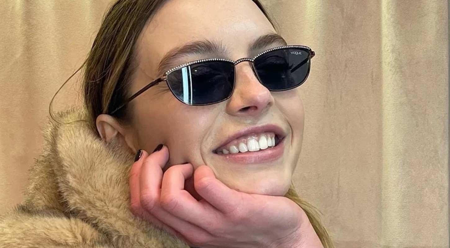 Melis Sezen Elleri Kirmizi 1