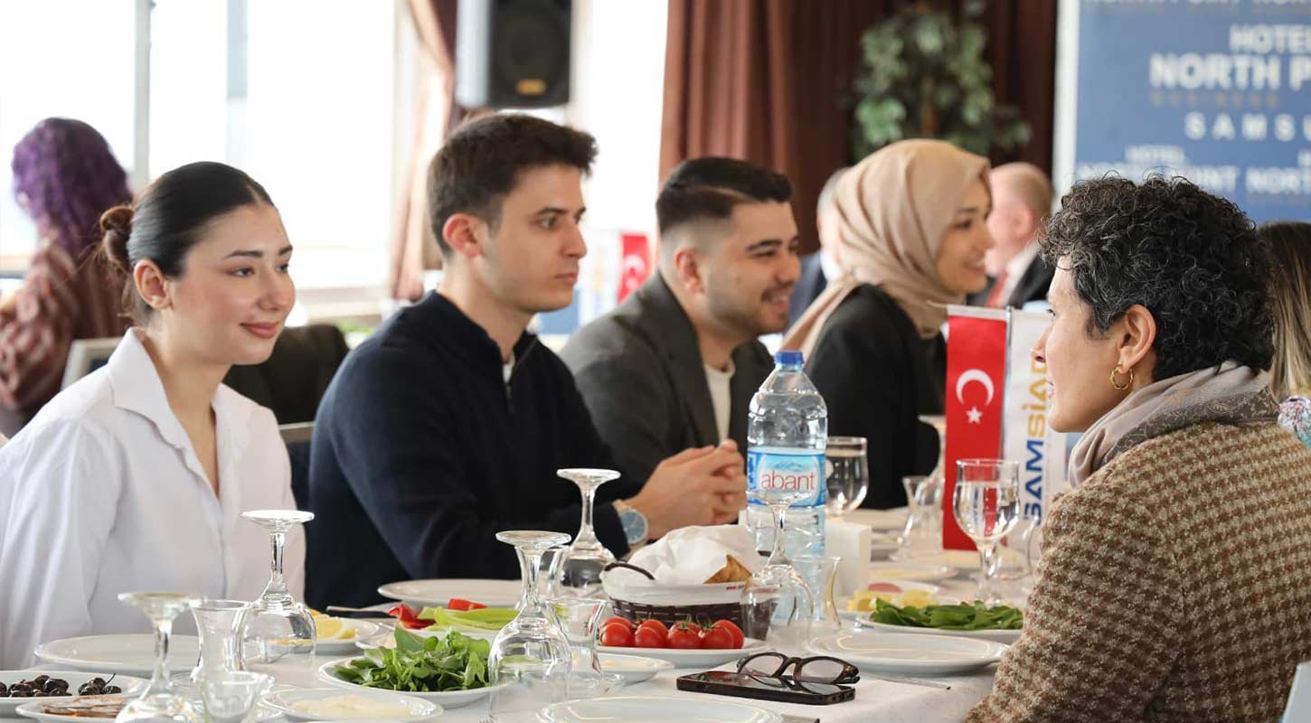 Ogrenciler Lider Masasi 1