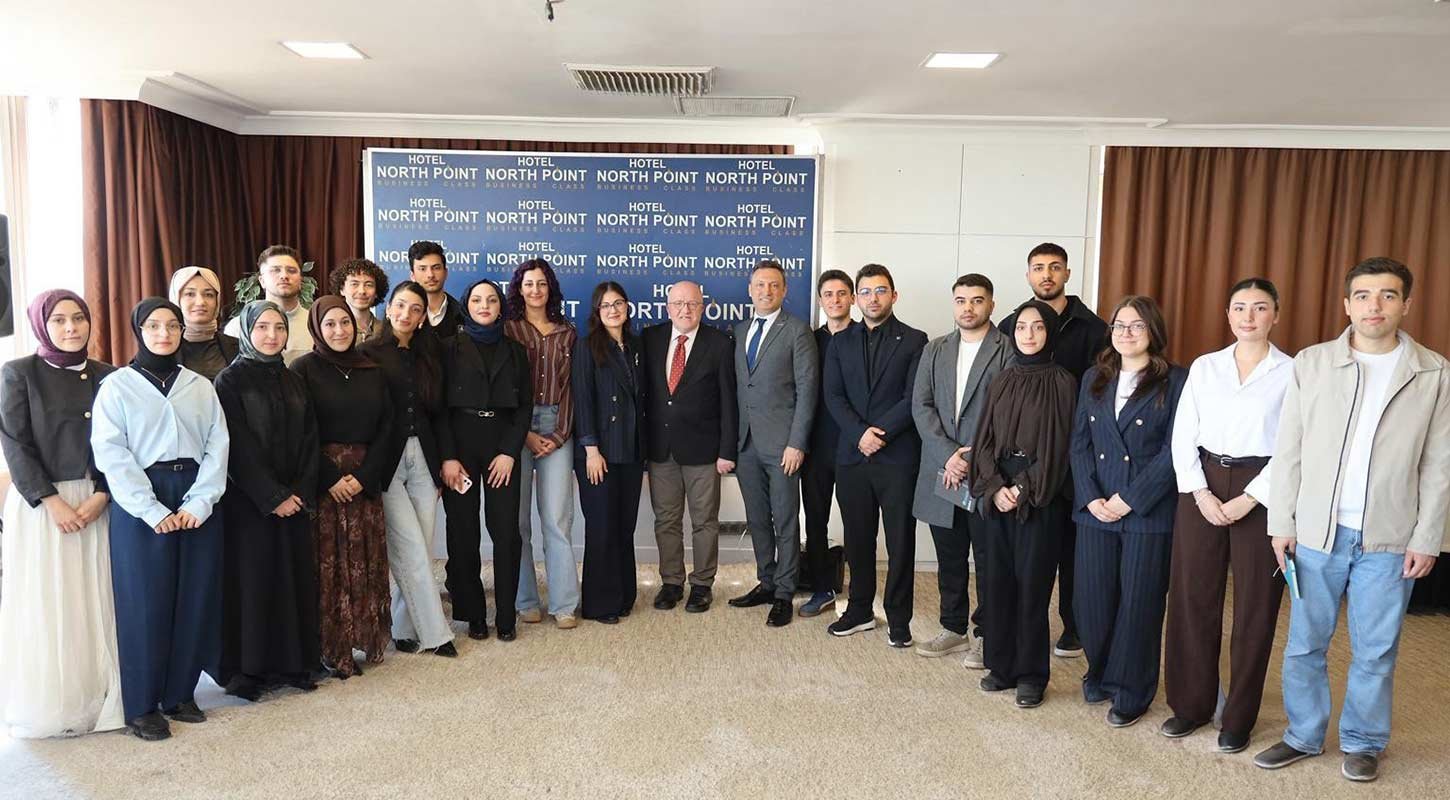 Ogrenciler Lider Masasi 3