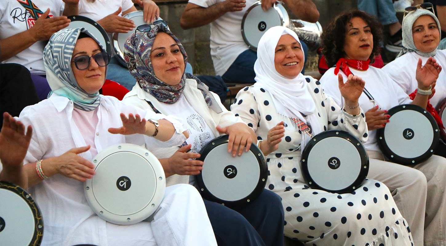 Samsunlu Kadinlar Darbukayla Hem Stres Atiyor 2