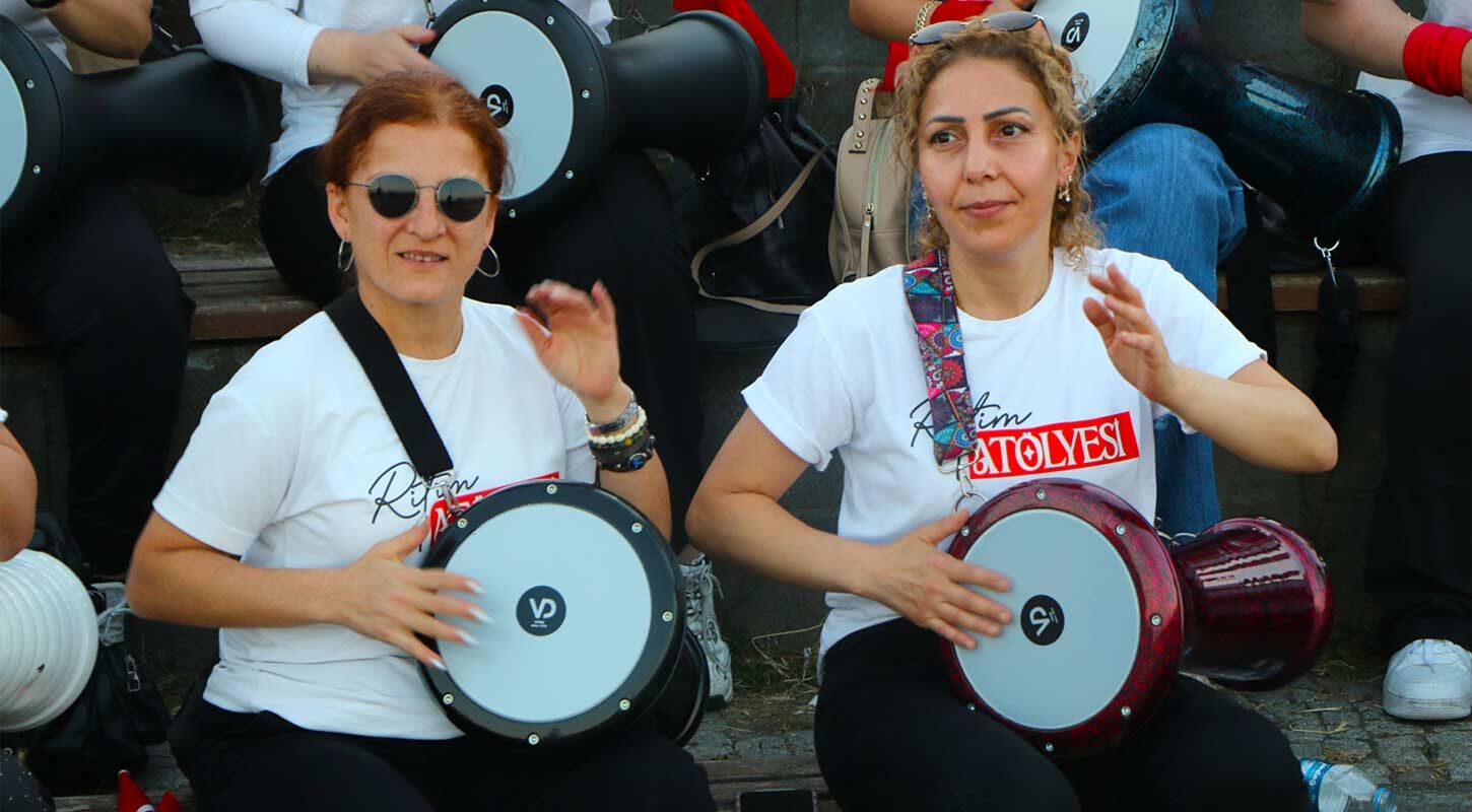 Samsunlu Kadinlar Darbukayla Hem Stres Atiyor 3