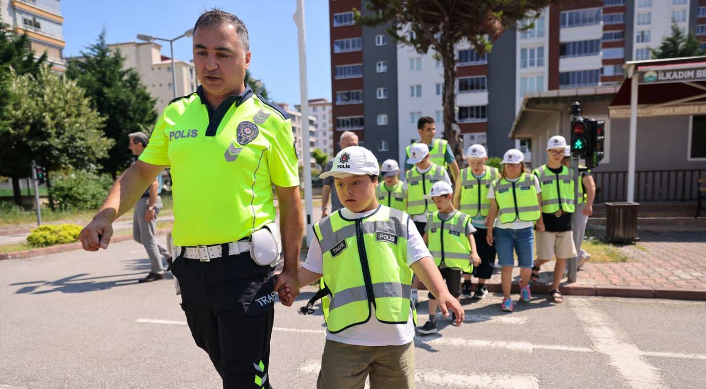 Ilkadimda Down Sendromlu Cocuklara Trafik Egitimi 4